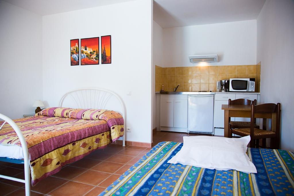 Appartements " Le Clos De La Cerisaie" Castillon-du-Gard Exterior foto